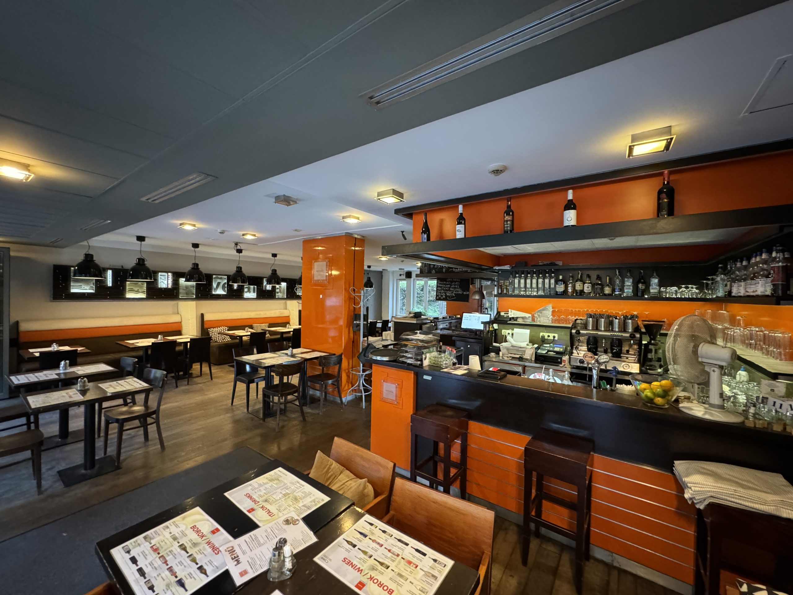 Veranda Grill & Wine belső tér, Budapest Veranda Grill & Wine budapesti étterem belső tere, bárpult és asztalok a Vendel utcában