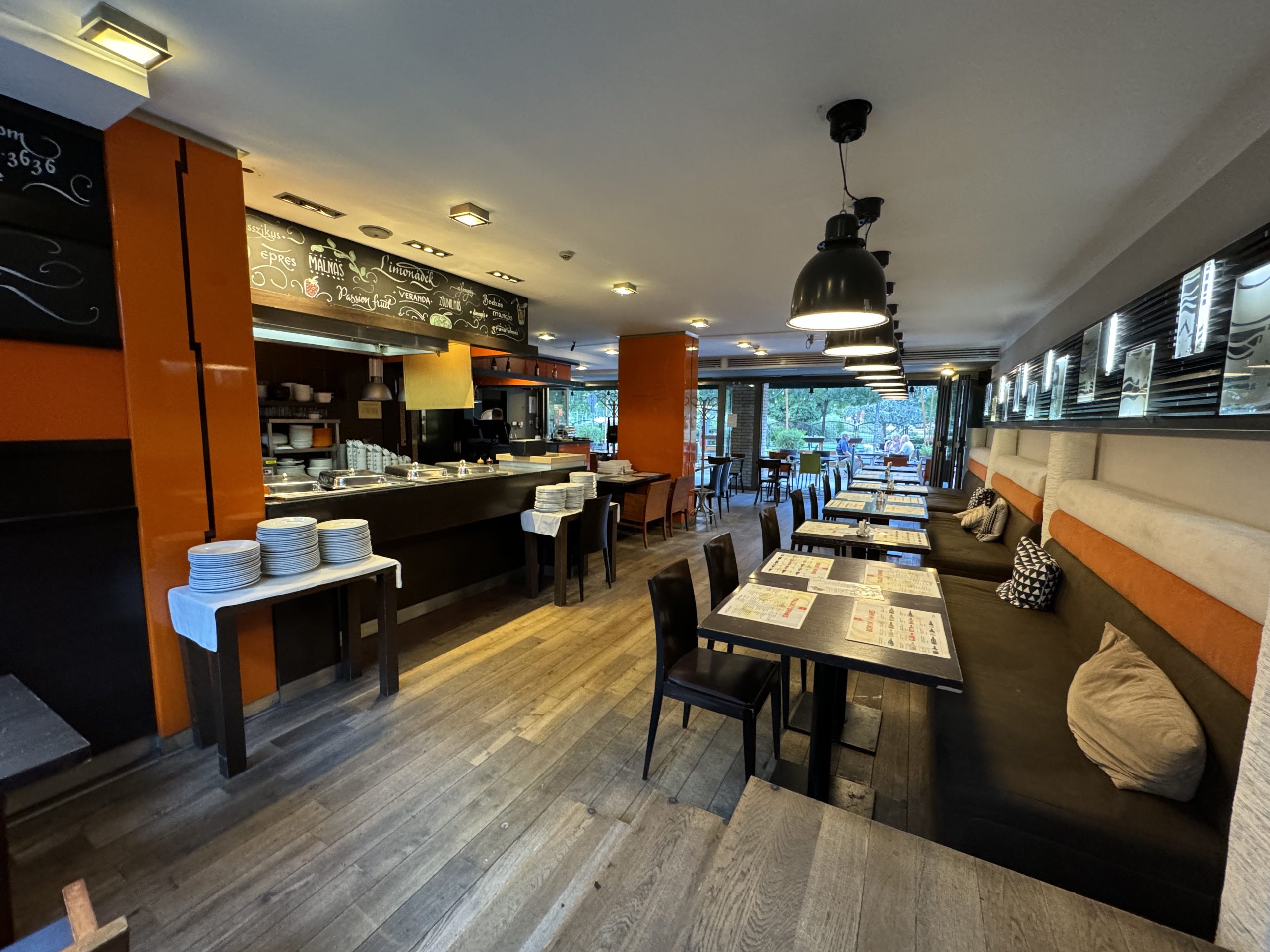 Veranda Grill & Wine vendégtér Veranda Grill & Wine vendégtér narancs és zöld részletekkel, Budapest