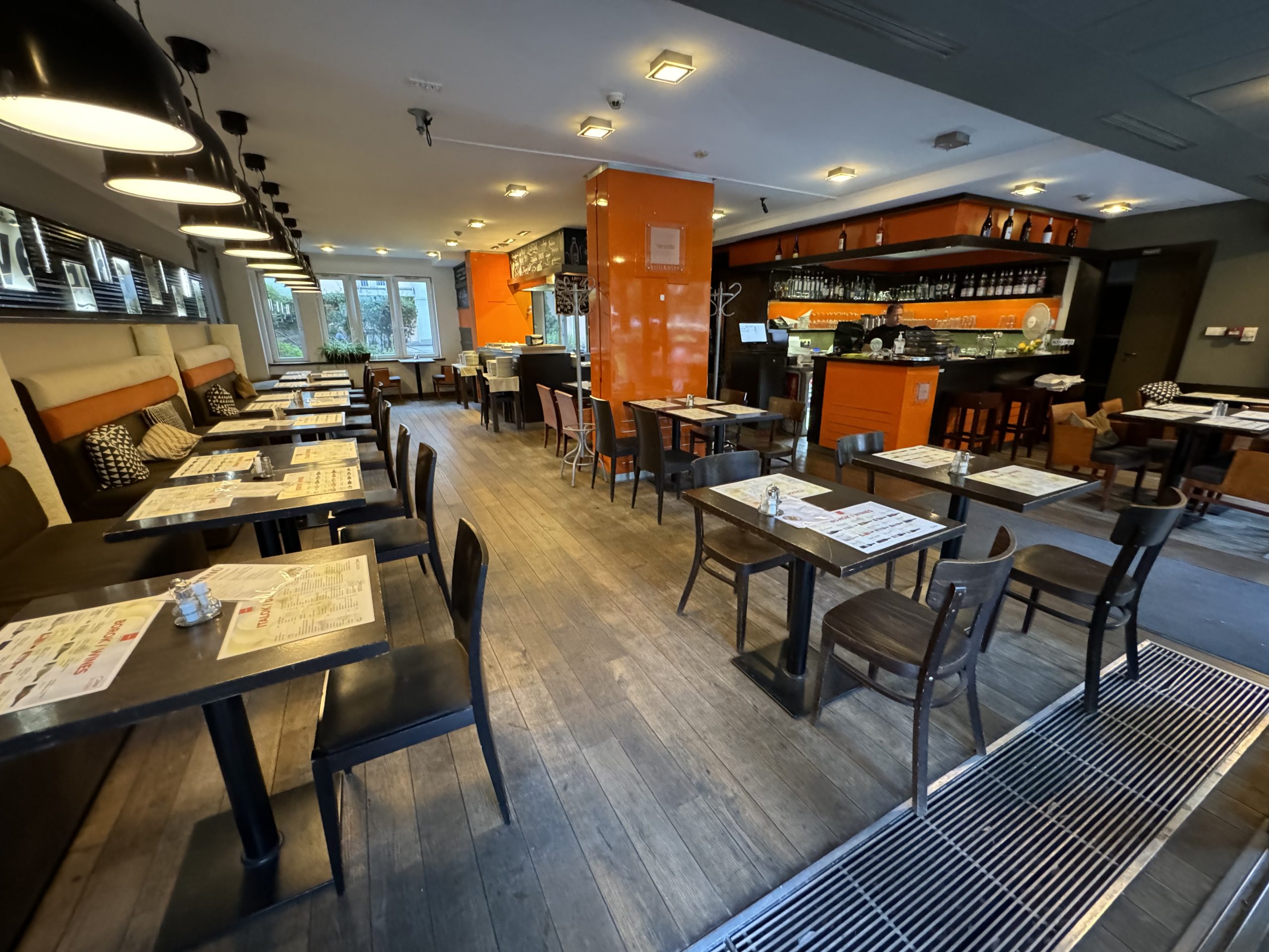 Veranda Grill & Wine asztalok és bárpult Veranda Grill & Wine asztalok és bárpult a budapesti étteremben